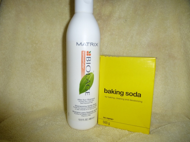 Baking soda and shampoo are all you need for a little extra, healthy and natural looking shine!